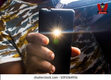 Cara Menyalakan Flash Belakang Saat Video Call WhatsApp